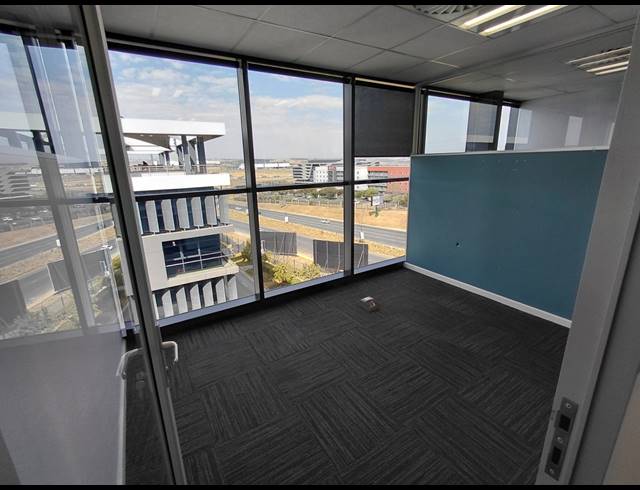 1,568M² OFFICE TO LET IN VORNA VALLEY